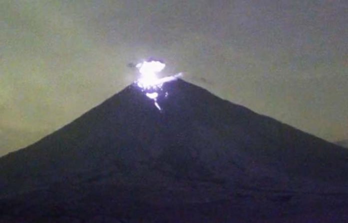 Alarm Bahaya di Lumajang: Semeru Luncurkan Lava Pijar, Radius Aman 8 Km
