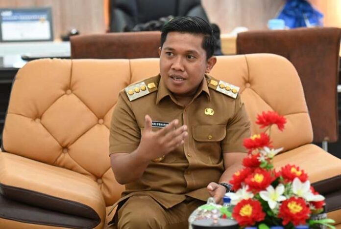 Wali Kota Sibolga, Akhmad Syukri Nazry, dilaporkan hilang kontak di tengah bencana banjir bandang dan tanah longsor yang melanda wilayah pesisir barat Sumatera Utara. Politisi Partai NasDem tersebut tidak diketahui keberadaannya sejak Rabu (26/11/2025).