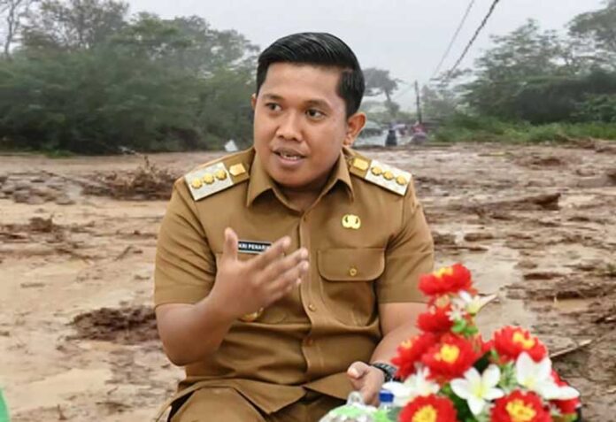 Wali Kota Sibolga, Akhmad Syukri Nazri Penarik, akhirnya muncul dan memberikan klarifikasi setelah sempat tiga hari tak memberikan kabar usai banjir bandang dan longsor menerjang wilayah utara Sumatera.