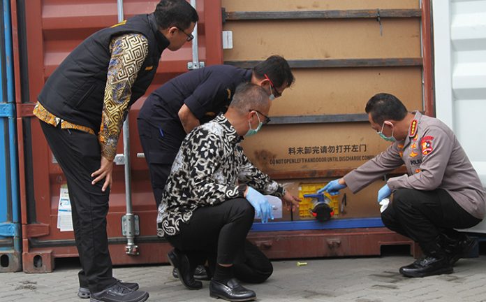 Skandal 87 Kontainer CPO: Polisi Bongkar Modus Licik Bebas Pajak!
