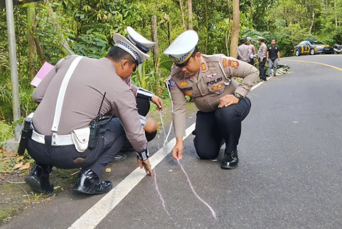 Lima turis asal China tewas dalam kecelakaan maut yang melibatkan minibus Toyota Hiace di jalur wisata Singaraja-Denpasar, tepatnya di Km 7,7 Padangbulia, Kecamatan Sukasada, Buleleng, Jumat (14/11/2025) sekitar pukul 04.30 Wita.