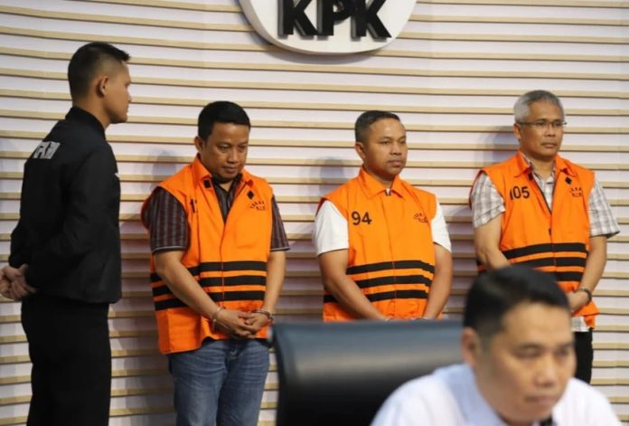 Gubernur Riau Abdul Wahid Terancam Hukuman Seumur Hidup Gubernur Riau Abdul Wahid (dua dari kanan), Tenaga Ahli Gubernur Riau Dani M. Nursalam (dua dari kiri), dan Kepala Dinas PUPR PKPP Provinsi Riau M. Arief Setiawan (kanan) mengenakan rompi oranye tahanan KPK usai menjalani pemeriksaan intensif di Gedung Merah Putih KPK, Jakarta, Rabu (5/11/2025). Ketiganya ditahan setelah terjaring operasi tangkap tangan (OTT) terkait dugaan pemerasan dan praktik korupsi di lingkungan Pemerintah Provinsi Riau.