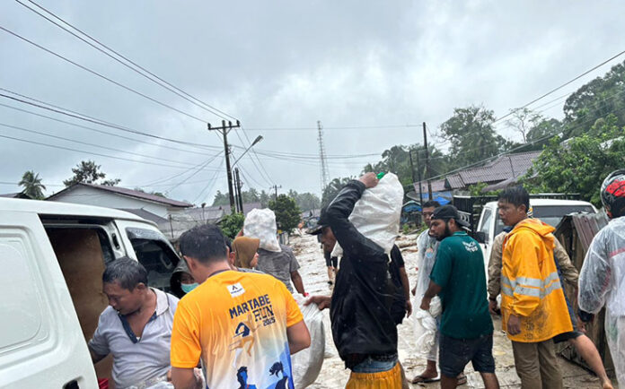 BGN Salurkan Ribuan Paket MBG untuk Korban Banjir di Tapanuli Selatan