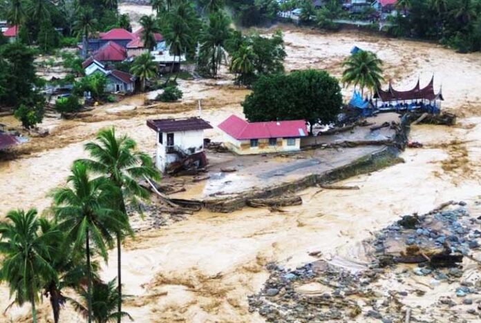 Badan Nasional Penanggulangan Bencana (BNPB) merilis foto udara yang memperlihatkan sejumlah rumah dan area permukiman hancur setelah diterjang banjir bandang. Gumpalan material lumpur, puing bangunan, dan aliran deras yang menyapu kawasan tersebut menunjukkan besarnya dampak bencana yang melanda. (Antara Foto/Iggoy el Fitra)