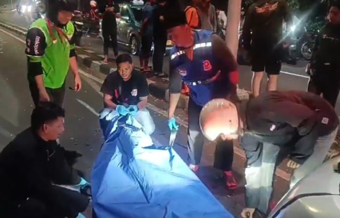 Seorang pengendara sepeda motor tewas seketika setelah menabrak tiang penerangan jalan di Jalan Jenderal RS Soekanto, Duren Sawit, Jakarta Timur, pada Rabu (5/11/2025) dini hari. (Foto: Beritasatu.com/Yohannes Tohap)