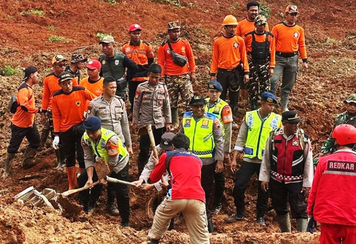 Operasi pencarian korban longsor di Desa Cibeunying, Kecamatan Majenang, Kabupaten Cilacap, Jawa Tengah, memasuki hari ketiga. Hingga Sabtu (15/11/2025) pukul 18.00 WIB, total 11 orang dinyatakan tewas.
