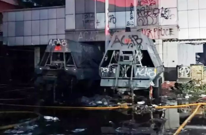 Dua kerangka manusia dalam kondisi hangus dan sulit dikenali ditemukan di lantai dua Kantor Administrasi Gedung Astra Credit Companies (ACC), Kwitang, Jakarta Pusat. Gedung itu sebelumnya sempat terbakar saat kericuhan demonstrasi besar pada akhir Agustus lalu.