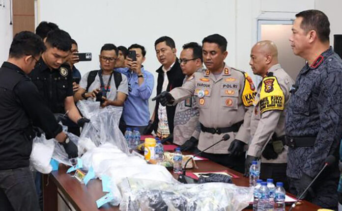 Polda Riau Berhasil Bongkar 19 Kg Sabu di Indragiri Hilir, Dua Kurir Ditangkap Kepolisian Daerah (Polda) Riau melalui Polres Indragiri Hilir (Inhil) kembali menunjukkan keseriusan dalam memerangi peredaran narkoba.