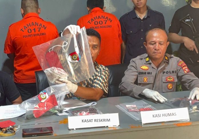 Dua pria berinisial S (34) dan AS (32) di Kabupaten Boalemo, Gorontalo, ditangkap polisi setelah mencuri sarang burung walet seberat 6 kilogram. Aksi keduanya terungkap berkat rekaman CCTV di lokasi kejadian.