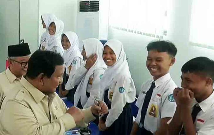 Suasana Cair! Prabowo Pancing Tawa Siswa SMPN 4 Bekasi Dengan Tantangan Tinju