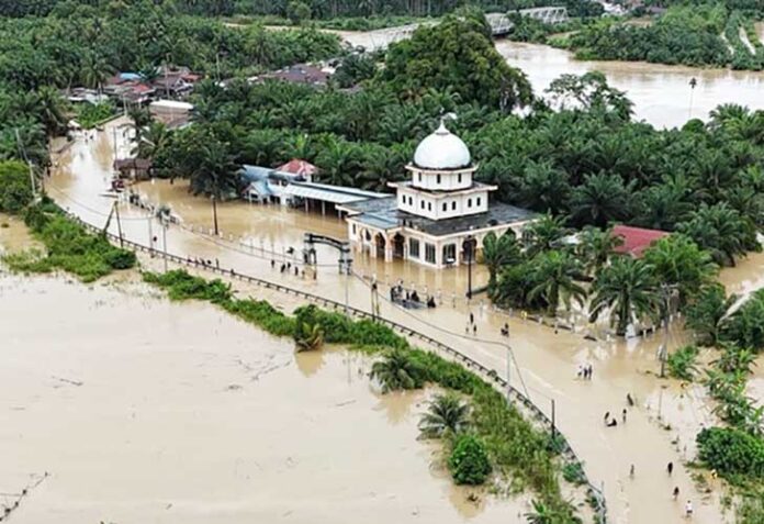 Dua warga di Aceh Utara ditemukan meninggal dunia setelah terseret arus banjir yang melanda kawasan Kabupaten Aceh Utara. Proses evakuasi berlangsung dramatis karena tim gabungan harus menelusuri aliran sungai yang deras dan medan yang sulit diakses.