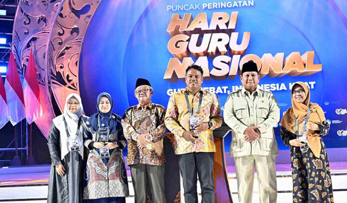 Prabowo Beri Penghargaan untuk Tiga Guru Inspiratif: Keteladanan yang Menggetarkan di HGN 2025