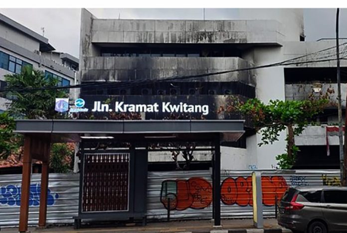 Dua kerangka manusia dalam kondisi hangus dan sulit dikenali ditemukan di lantai dua Kantor Administrasi Gedung Astra Credit Companies (ACC), Kwitang, Jakarta Pusat.