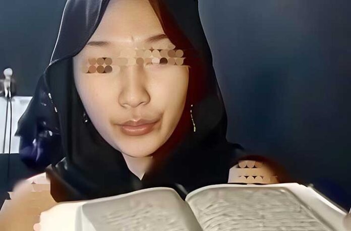 Polisi telah mengamankan seorang wanita yang tampil tanpa busana dan melakukan tindakan tidak pantas terhadap Al-Qur’an dalam sebuah video yang viral di media sosial.