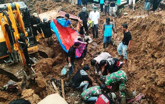 Bencana longsor dan banjir melanda Desa Batugodang, Kecamatan Angkola Sangkunur, Kabupaten Tapanuli Selatan (Tapsel), Sumatera Utara, pada Rabu (26/11/2025). Peristiwa tersebut memicu kerusakan di sejumlah titik dan menghambat aktivitas warga. Aparat pemerintah daerah bersama tim gabungan saat ini masih melakukan penanganan darurat di lokasi terdampak.