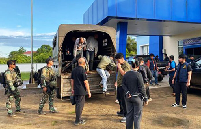 Belasan WN China Bersenjata Serang TNI di Tambang Emas Kalbar Sebanyak 15 Warga Negara Asing (WNA) asal China yang diduga terlibat dalam aksi penyerangan terhadap lima prajurit TNI dan seorang petugas keamanan tambang emas di Kabupaten Ketapang, Kalimantan Barat, akhirnya digelandang ke Kantor Imigrasi Kelas II Non-TPI Ketapang.