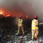 Gudang Kosmetik dan Obat-obatan di Bogor Terbakar, Kerugian Capai Rp1 Miliar Sebuah gudang penyimpanan obat-obatan dan kosmetik dilaporkan terbakar hebat di Desa Cicadas, Kecamatan Gunung Putri, Kabupaten Bogor, pada Minggu (14/12/2025) siang.
