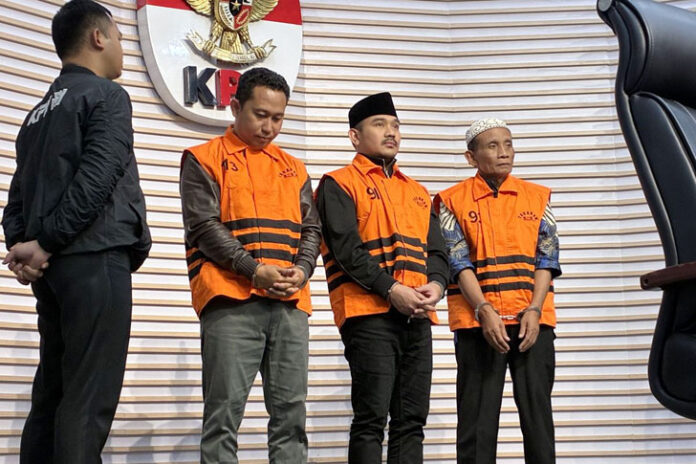 Komisi Pemberantasan Korupsi (KPK) mengungkap secara rinci peran Bupati Bekasi Ade Kuswara (ADK) dan ayahnya HM Kunang (HMK) dalam perkara dugaan suap dan penerimaan ijon proyek.