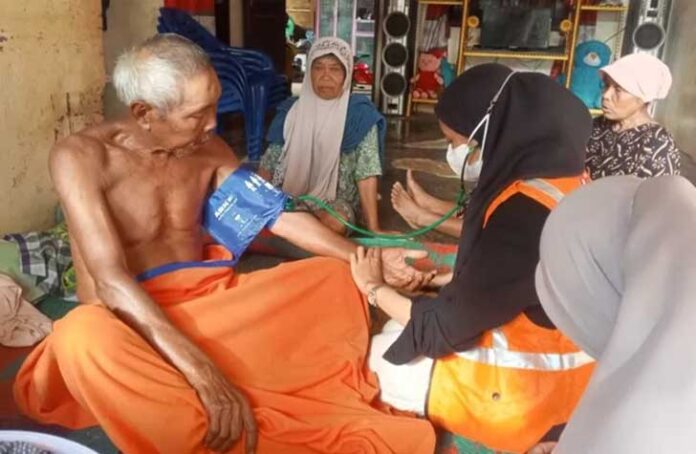 Kementerian Kesehatan (Kemenkes) melaporkan lonjakan kasus demam di wilayah Sumatera Barat pascabanjir dan tanah longsor yang melanda pada akhir November 2025. Posko pengungsian di Kecamatan Batang Toru, Tapanuli Selatan. (dok. Gerakan Anak Negeri)