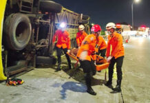 Detik-detik Bus Cahaya Trans Terguling di Tol Krapyak, Evakuasi Dramatis SAR Kecelakaan lalu lintas maut kembali terjadi di ruas jalan tol. Sebuah bus penumpang PO Cahaya Trans mengalami kecelakaan tunggal di Simpang Susun Exit Tol Krapyak, Kota Semarang, Jawa Tengah, pada Senin (22/12/2025) dini hari.