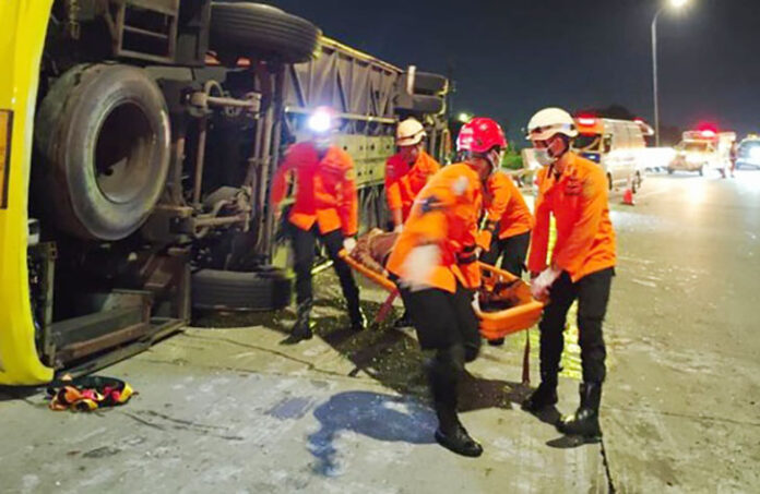 Kecelakaan lalu lintas maut kembali terjadi di ruas jalan tol. Sebuah bus penumpang PO Cahaya Trans mengalami kecelakaan tunggal di Simpang Susun Exit Tol Krapyak, Kota Semarang, Jawa Tengah, pada Senin (22/12/2025) dini hari.