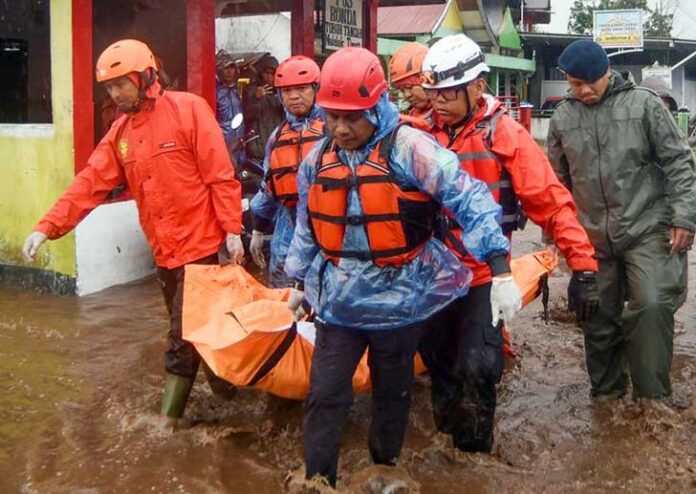 Badan Nasional Penanggulangan Bencana (BNPB) melaporkan sejumlah akses transportasi menuju kawasan Aceh Gayo dan beberapa wilayah lainnya di Sumatera masih terputus akibat bencana banjir dan longsor yang terjadi sejak akhir pekan.