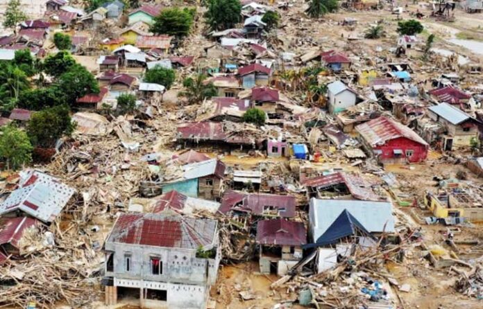 Banjir besar yang melanda Provinsi Aceh dalam beberapa pekan terakhir telah melumpuhkan sistem pelayanan kesehatan secara masif. Sedikitnya 132 fasilitas kesehatan rusak, terdiri dari 11 rumah sakit dan 121 puskesmas, akibat terendam banjir bandang.