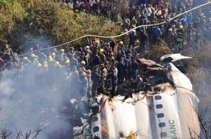 Sebuah tragedi udara terjadi di negara bagian North Carolina, Amerika Serikat, setelah sebuah jet pribadi mengalami kecelakaan fatal tak lama usai lepas landas. (AP Photo/Krishna Mani Baral)