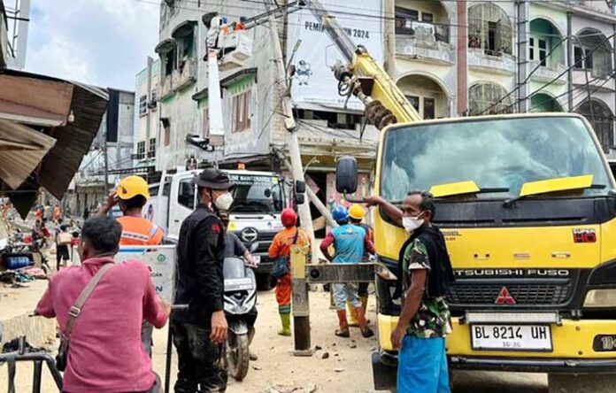 Pengamanan dilakukan untuk memastikan pekerjaan teknis PLN berjalan aman di tengah kondisi lapangan yang masih dipenuhi genangan air dan risiko gangguan lainnya. (Foto: Istimewa)