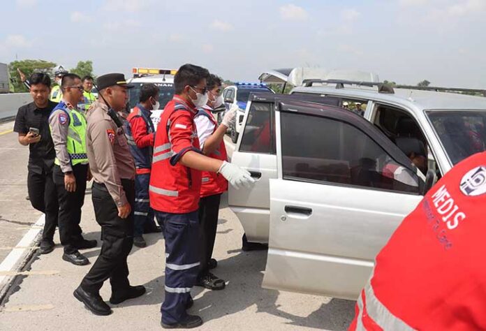 Empat orang ditemukan meninggal dunia di dalam sebuah mobil Toyota dengan nomor polisi B 1973 KVA yang terparkir di KM 284+800 Tol Pejagan-Pemalang, Desa Karangjati, Kecamatan Tarub, Kabupaten Tegal, pada Kamis (11/12/2025).