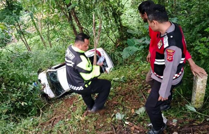 Sebuah mobil minibus yang ditumpangi satu keluarga asal Bekasi mengalami kecelakaan tunggal dengan terjun ke jurang sedalam sekitar 20 meter saat hendak menuju vila di kawasan Puncak, Kecamatan Megamendung, Kabupaten Bogor, Jawa Barat, Minggu (15/12/2025). (Foto: Istw)