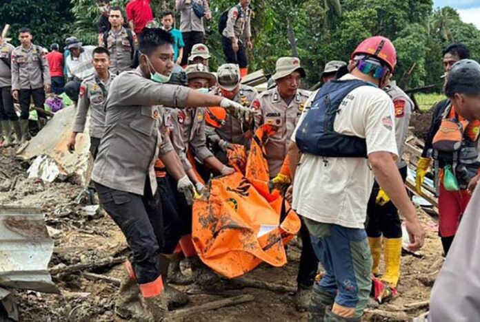 Tim Brimob Polda Riau kembali melanjutkan operasi pencarian korban bencana alam yang tertimbun lumpur di Kampung Tanjung, Kecamatan Palembayan, Kabupaten Agam, Sumatera Barat.