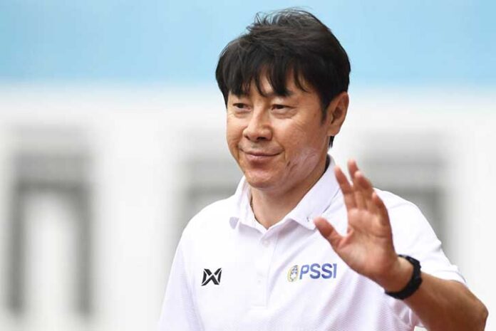 Mantan pelatih Timnas Indonesia asal Korea Selatan, Shin Tae-yong, kembali menginjakkan kaki di Tanah Air melalui Bandara Internasional Soekarno-Hatta, Tangerang, Banten, pada Kamis (4/12/2025). (Antara, Foto/Hafidz Mubarak A/wsj).
