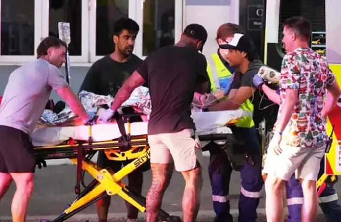Penembakan Maut di Pantai Bondi Sydney, 10 Orang Tewas, Dua Terduga Pelaku Diamankan Polisi Aksi penembakan brutal terjadi di kawasan wisata Pantai Bondi, Sydney, Australia, yang menewaskan sedikitnya 10 orang dan melukai sejumlah lainnya. (Mark Baker/AP Photo/picture alliance)