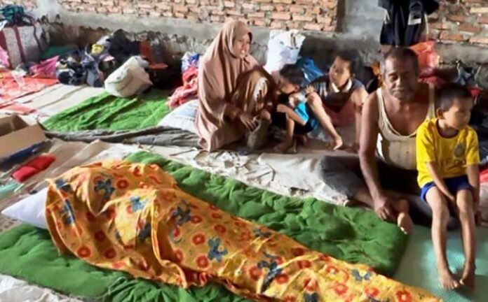 Seorang warga bernama Aisha (63) meninggal dunia saat mengungsi akibat banjir besar di Aceh Tamiang, Aceh.