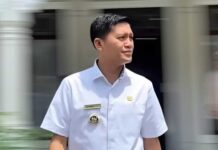 Kemendagri Copot Sementara Bupati Aceh Selatan Mirwan MS: Pergi Umrah Saat Bencana Kementerian Dalam Negeri (Kemendagri) resmi menjatuhkan sanksi pemberhentian sementara selama tiga bulan kepada Bupati Aceh Selatan, Mirwan MS, setelah terbukti melakukan perjalanan umrah ke luar negeri tanpa izin di tengah kondisi daerahnya yang dilanda banjir dan longsor.