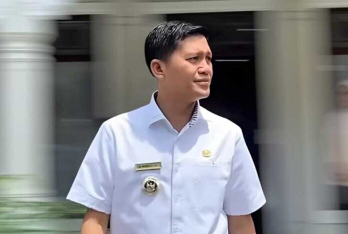 Kementerian Dalam Negeri (Kemendagri) resmi menjatuhkan sanksi pemberhentian sementara selama tiga bulan kepada Bupati Aceh Selatan, Mirwan MS, setelah terbukti melakukan perjalanan umrah ke luar negeri tanpa izin di tengah kondisi daerahnya yang dilanda banjir dan longsor.