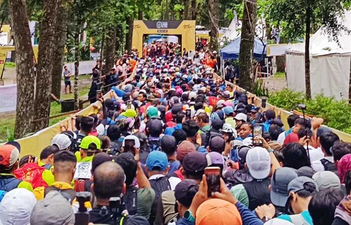 Dua peserta pelari lomba trail run Siksorogo Lawu Ultra 2025, yakni Pujo Buntoro (55) dan Sigit Joko Purnomo (45), meninggal dunia saat mengikuti kategori 15 kilometer di Gunung Lawu, Jawa Tengah, pada Minggu (7/12/2025).