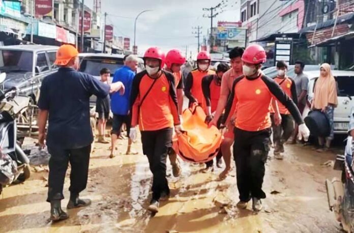 Badan Nasional Penanggulangan Bencana (BNPB) merilis pembaruan data korban bencana di tiga provinsi Aceh, Sumatera Utara, dan Sumatera Barat. Hingga Sabtu (6/12/2025), total 914 orang dilaporkan meninggal dunia akibat rangkaian bencana yang melanda wilayah tersebut.