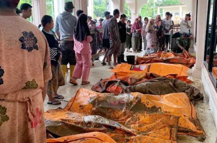 Sebanyak 17 jenazah korban banjir bandang di Kabupaten Agam, Sumatera Barat, akan dimakamkan secara massal bersama 7 jenazah lain di Tempat Pemakaman Umum (TPU) Bungus, Kota Padang, pada Rabu (10/12) siang.