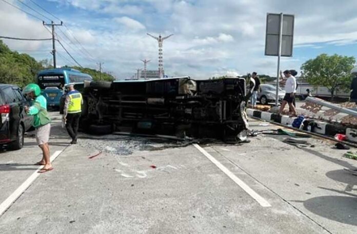 Sebanyak 13 warga negara China mengalami luka-luka setelah mobil travel yang mereka tumpangi terguling di pintu keluar Tol Bali Mandara, Denpasar, pada Jumat (5/12) pagi WITA. (Arsip Kasatlantas Polresta Denpasar)