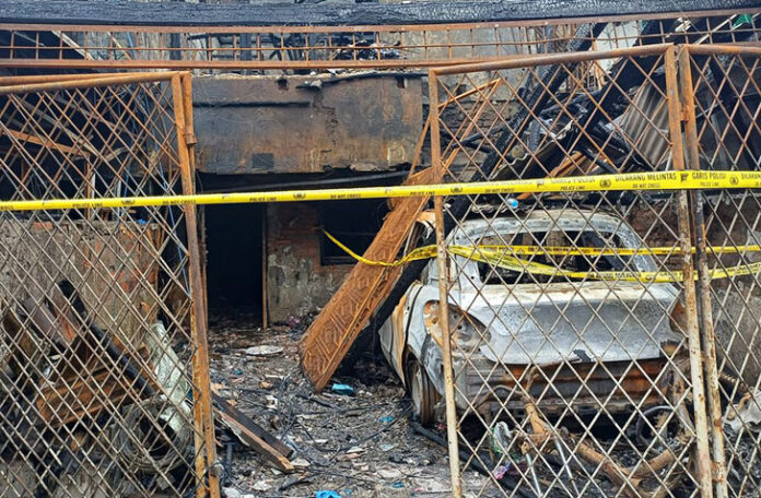 Kebakaran hebat melanda sebuah rumah tinggal di kawasan Penjaringan, Jakarta Utara, Kamis (18/12/2025) malam.