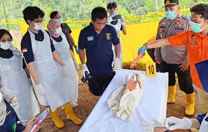 Bayi Baru Lahir Ditemukan Tewas dalam Karung di Trenggalek Sesosok bayi laki-laki yang baru dilahirkan ditemukan meninggal dunia dalam kondisi terbungkus karung di pekarangan samping rumah orang tuanya di Dusun Dayu Dulur, Desa Terbis, Kecamatan Panggul, Trenggalek. (Dok. Istimewa)