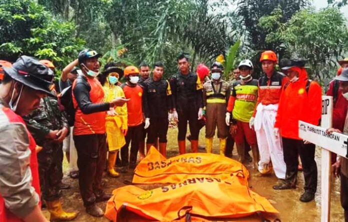 Menurut data terbaru Badan Nasional Penanggulangan Bencana (BNPB), per Kamis (11/12/2025), sebanyak 986 orang meninggal dunia, sementara 224 orang masih dinyatakan hilang.