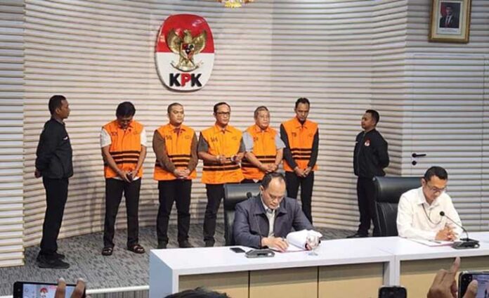 Komisi Pemberantasan Korupsi (KPK) mengungkap sejumlah barang bukti yang disita saat operasi tangkap tangan (OTT) terhadap Bupati Lampung Tengah, Ardito Wijaya.