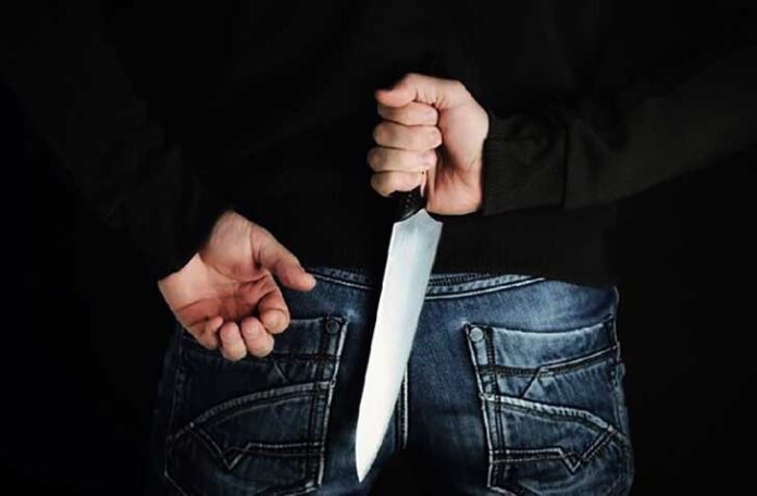 Sebuah tragedi mengejutkan terjadi di Kota Medan, Sumatera Utara. Seorang remaja perempuan berinisial AI (13), yang masih duduk di bangku SMP, diduga menghabisi nyawa ibu kandungnya, F (42). ilustrasi penusukan. (Foto: iStock)