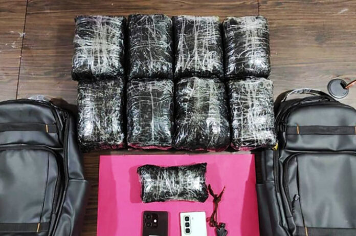 Dari hasil penggeledahan, polisi menemukan tas ransel hitam berisi paket ekstasi, dua unit telepon selular, serta satu unit sepeda motor Yamaha Vixion yang digunakan sebagai sarana transportasi. Total barang bukti yang disita mencapai 47.000 butir ekstasi.