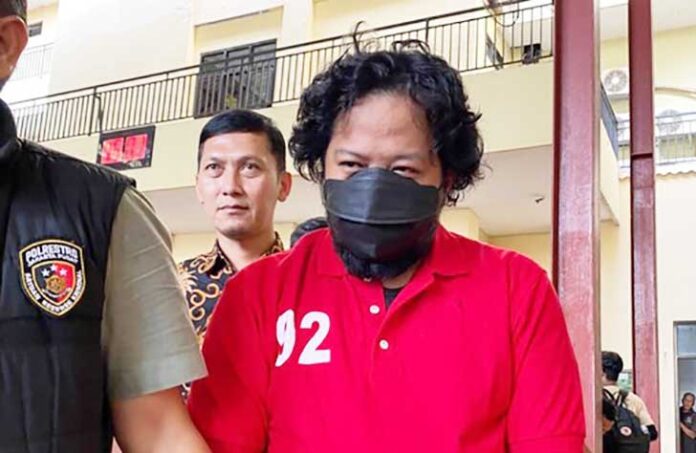 Polisi resmi menangkap Direktur Utama (Dirut) PT Terra Drone Indonesia, Michael Wisnu Wardhana, terkait kasus kebakaran gedung Terra Drone di Jakarta Pusat yang menewaskan 22 orang. Michael telah ditetapkan sebagai tersangka dan langsung ditahan.