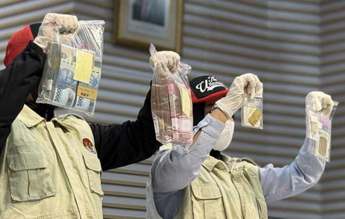 Pelaksana Harian (Plh) Deputi Penindakan dan Eksekusi KPK, Mungki Hadipratikto, menegaskan penyidik akan menerapkan strategi follow the money untuk melacak keseluruhan arus dana suap yang diterima Ardito.