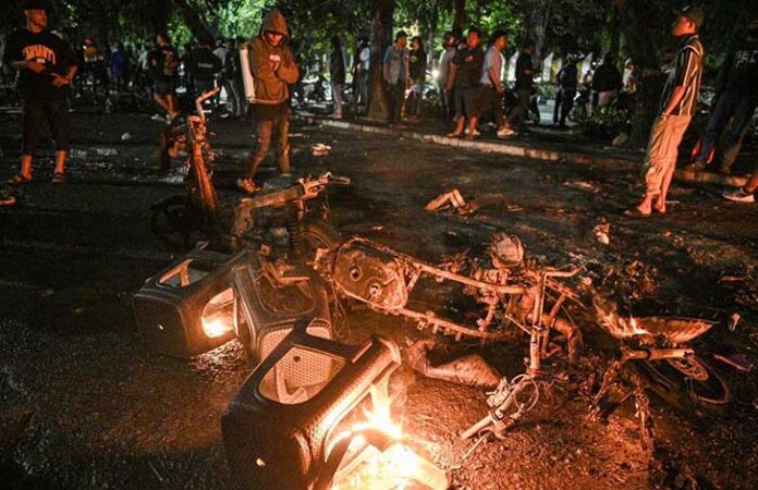 Enam anggota Polri resmi ditetapkan sebagai tersangka kasus pengeroyokan dua mata elang (debt collector) hingga menewaskan salah satu korban di kawasan Kalibata, Jakarta Selatan, Kamis (11/12) malam. (Antara, Foto/Fauzan)